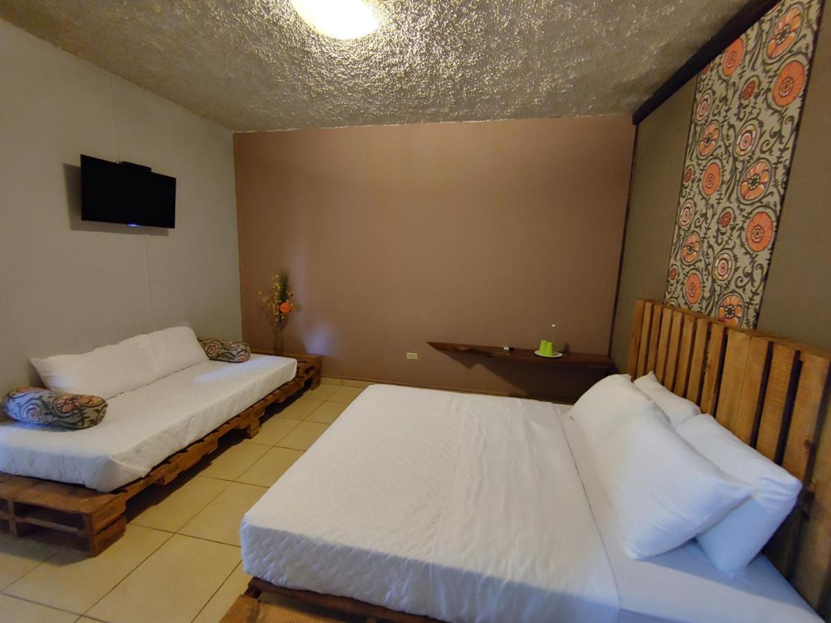 La Zona Hostel San Salvador Esterno foto